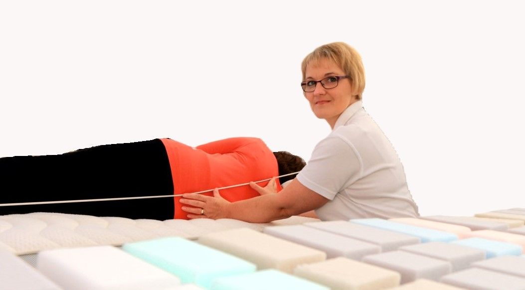 Astrid Borchers bei einer Schlafplatzuntersuchung